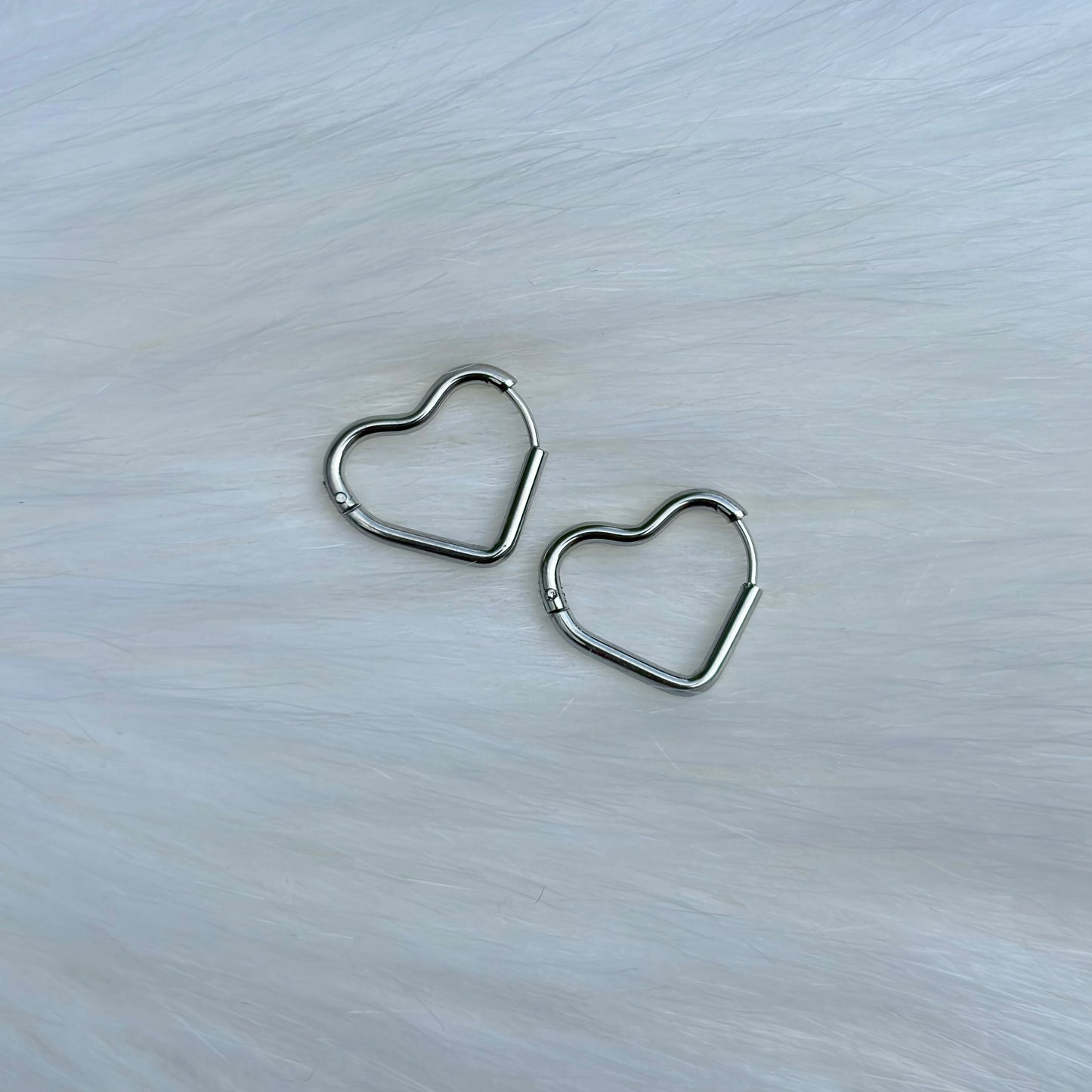 Éprise Love Heart Mini Hoop Earrings