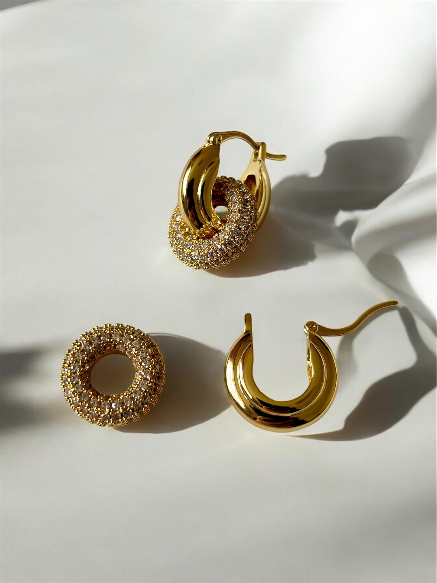 Auréole Halo Pavé Huggie Hoop Earrings