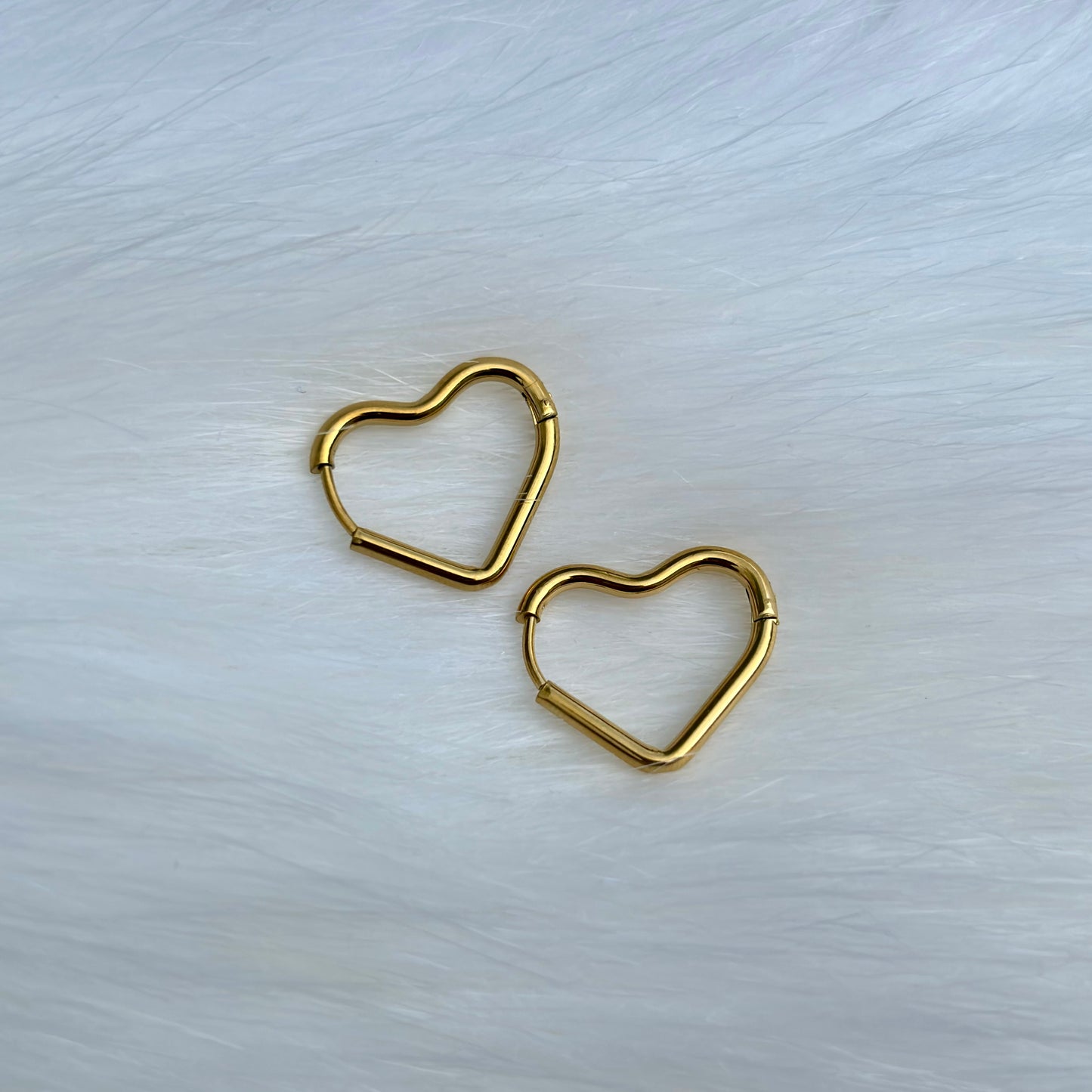 Éprise Love Heart Mini Hoop Earrings